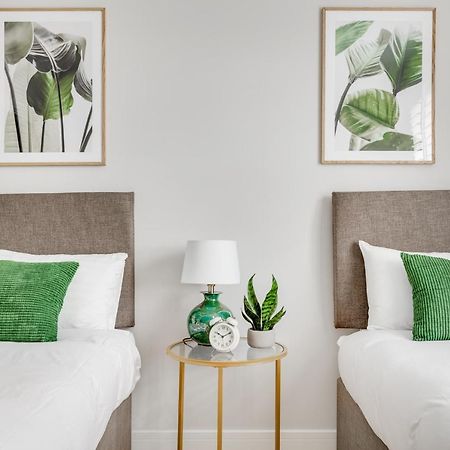 Executive 2 Bedroom Apt City Centre Free Pkg , Wifi By Tent Serviced Apartments Staines-upon-Thames Esterno foto