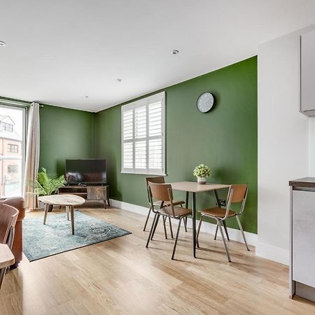 Executive 2 Bedroom Apt City Centre Free Pkg , Wifi By Tent Serviced Apartments Staines-upon-Thames Esterno foto