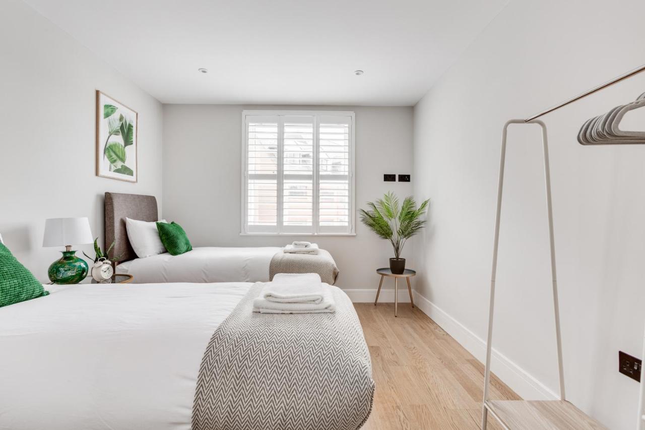 Executive 2 Bedroom Apt City Centre Free Pkg , Wifi By Tent Serviced Apartments Staines-upon-Thames Esterno foto