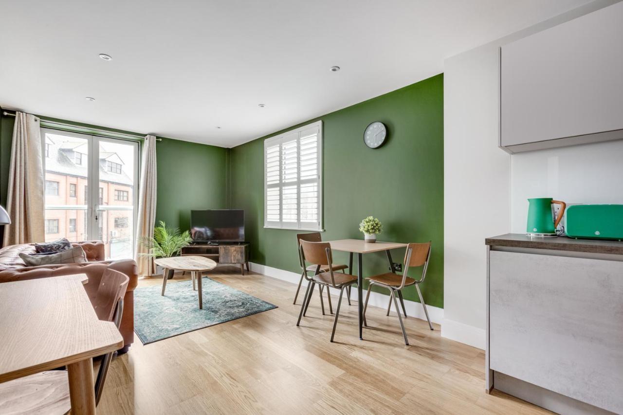 Executive 2 Bedroom Apt City Centre Free Pkg , Wifi By Tent Serviced Apartments Staines-upon-Thames Esterno foto