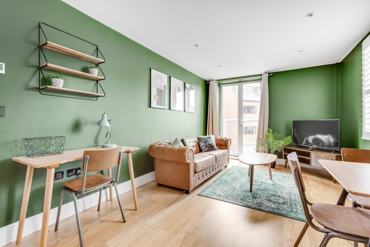 Executive 2 Bedroom Apt City Centre Free Pkg , Wifi By Tent Serviced Apartments Staines-upon-Thames Esterno foto